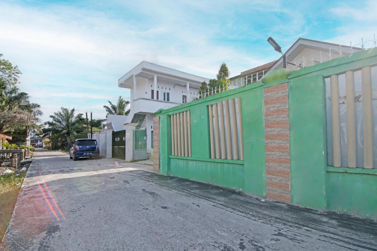 Oyo 91681 Raysa Homestay Pekanbaru Bagian luar foto